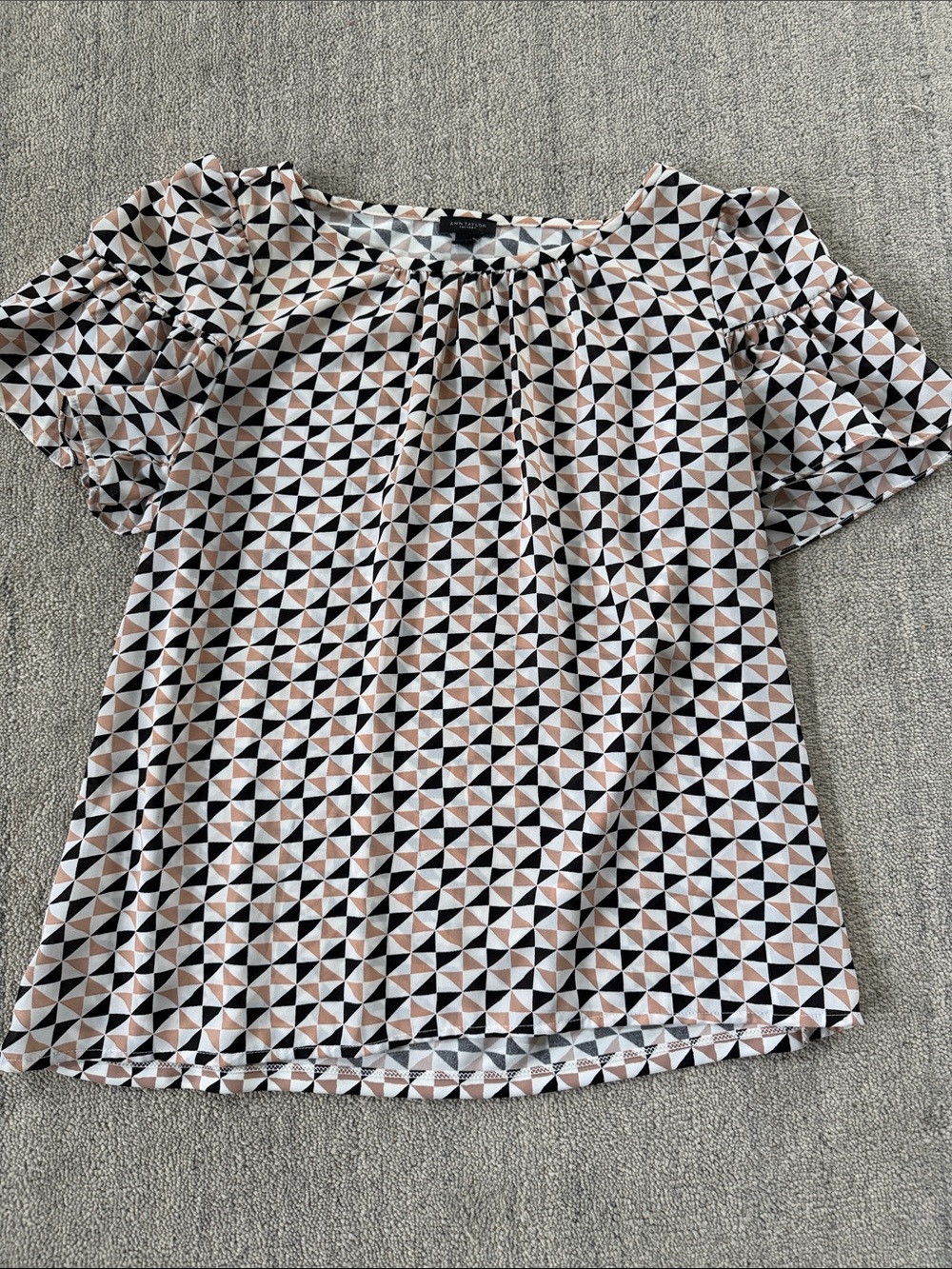 Ann Taylor Factory Geometric Print Blouse in Black, White & Tan sz M